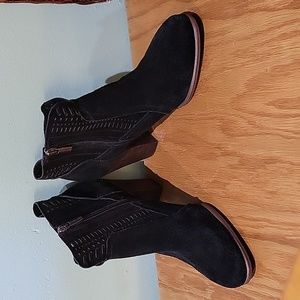 Vince Camuto Fenyia Booties